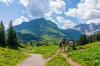 Wanderer in Vorarlberg. Der Arlberg Trail ist einer der schönsten Weitwanderwege Österreichs.