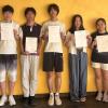 Die Schülerinnen und Schüler mit ihren Urkunden für ihre herausragenden Ergebnisse: (v.l.n.r.) Zixiang Lin (11b), Xuyang Zhu (11b) Yueming Xiang (11a), Myeongseo Kwon (Q12 G9) und Lam Thu Dao (11a).
