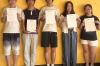 Die Schülerinnen und Schüler mit ihren Urkunden für ihre herausragenden Ergebnisse: (v.l.n.r.) Zixiang Lin (11b), Xuyang Zhu (11b) Yueming Xiang (11a), Myeongseo Kwon (Q12 G9) und Lam Thu Dao (11a).