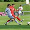 Der FC Kempten (links im weißen Trikot Raphael Meßlang) wehrte sich im Pokal- und Brauhaus-Cup-Spiel tapfer gegen den zwei Klassen höher spielenden Regionalligisten FC Memmingen (im roten Trikot Fabian Lutz)