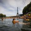Menschen genießen das Wasser an der Badestelle Grenelle an der Seine in Paris.
