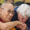 Zum 90. Geburtstag: Richard Gere küsst Hand des Dalai Lama