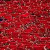 San Fermín beginnt: Feiernde schwenken rote Krawatten in Pamplona