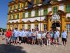 Ein Teil der Gruppe vor Schloss Seehof.