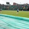 Zweimal muss der Platz während der Partie von Laura Siegemund abgedeckt werden. Zweimal muss der Platz während der Partie von Laura Siegemund abgedeckt werden.