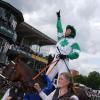 Erinnerung an ihren Vater: Nina Baltromei zeigt nach ihrem historischen Sieg beim deutschen Galopp-Derby mit dem Zeigefinger gen Himmel. Erinnerung an ihren Vater: Nina Baltromei zeigt nach ihrem historischen Sieg beim deutschen Galopp-Derby mit dem Zeigefinger gen Himmel.
