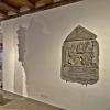 Das Abtwappen von 1573 in Bad Königshofen erinnert an den aus Mellrichstadt gebürtigen Abt Valentin Reinhard. Ebenfalls im Museum ist nun der Originalbildstock von Gabolshausen (links), der über viele Jahre im Diözesanmuseum Astheim ausgestellt war. 