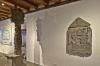 Das Abtwappen von 1573 in Bad Königshofen erinnert an den aus Mellrichstadt gebürtigen Abt Valentin Reinhard. Ebenfalls im Museum ist nun der Originalbildstock von Gabolshausen (links), der über viele Jahre im Diözesanmuseum Astheim ausgestellt war. 