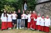 Zum Gruppenfoto der Minis vor der Mariengrotte (von links) Betty Lenhard, Antonia Bedenk, Hannah Blattner, Luca Krämer, Alessia und Lavinia Lösch, Fanny Sahlmüller, Pfarrer Stefan Mai, Felix Gräf, Julius Lösch und Anton Seuffert. Es fehlt Ida Sahlmüller.