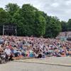 Bei den etwa 2.800 Besuchern auf der Festwiese werden die Lachmuskeln strapaziert.
