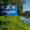 Die Insassen hatten ein Warnschild auf das Wehr übersehen. (Symbolbild)