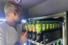 Regelmäßig räumt Oliver Martin die Automaten im Buchloer "Box‘nstop" neu ein. Vor allem am Montag gibt es in den Kiosken immer viel zu tun.