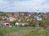 Am Johannesberg, unterhalb des Spielplatzes, soll ein neues Baugebiet entstehen. Allerdings musste die Gemeinde Rannungen vom beschleunigten zum Regelverfahren übergehen. Das bedeutet Zeitverlust und Mehrkosten. Der Bürgermeister schätzt, dass es 2027/28 soweit sein wird.