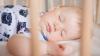 Babys sind bei Hitze besonders gefährdet: Gerade nachts können sie eine Überhitzung nicht signalisieren und schlafen oft länger. Doch warum ist das so?