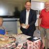 Beim Tag der offenen Tür der vhs zeigte Kursleiterin Jutta Zimmermann Töpferkunst Hautnah. Das gefiel auch Bürgermeister Michael Hombach und Stadtrat Gerhard Kraft.