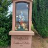 Der Bildstock steht seit 160 Jahren - nun mit Kleberesten auf der Glasscheibe.