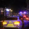 Anwohner hören Schussgeräusche - und finden einen verletzten Mann. Die Polizei nimmt nach stundenlanger Fahndung zwei Tatverdächtige fest.