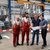 In der Montagehalle von Kinkele wird gerade eine Anlage für die Firma WALTEC Maschinen GmbH montiert und geprüft. Im Bild (von links) die Monteure Jürgen Uhl und Julian Heer, Montageleiter Rainer Brabletz, Firmenchef Kurt Kinkele und Marketingleiter Tim Jonath.