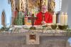 Pfarrer Thomas Keßler (im Bild) und die Pfarrgemeinde freuen sich, dass sich nun wieder Reliquien im kleinen goldfarbenen Behältnis mit dem roten Band im Altar der Pfarrkirche Brendlorenzen befinden.