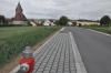 Leitungen und Kanal sind gelegt, die Straßenlampen sind installiert, die Straße ist asphaltiert, die Baugrundstücke im Baugebiet „Sand“ in Kraisdorf sind fertig zum Bebauen.