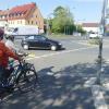 Drei Radfahrer stehen in der Kitzinger Siedlung vor einer Ampel, die für sie grün zeigt. Im abbiegenden Fahrzeug schenkt man dem Trio keine Beachtung.