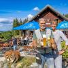 Lisa Gantner und Wolfgang Barnerssoi sind die neuen Pächter der Neumayr Hütte.
