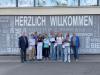 Die Schulleitung des Gymnasiums Bad Königshofen mit der Jurry und den teilnehmenden Schülerinnen und Schülern des 1. Rhön-Grabfeld-Cups.