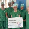 Nach der erfolgreichen Erstimplantation: Prof. Dr. Cordula Matthies, die Leiterin der Funktionellen Neurochirurgie am UKW (vorne Mitte), mit Kolleginnen aus ihrem OP-Team sowie Mitarbeitenden des Medizintechnikherstellers Boston Scientific.