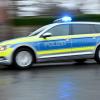 Mit Blaulicht, Martinshorn und Lautsprecherdurchsagen raste ein Streifenwagen der Polizei im November 2024 einem flüchtigen Rollerfahrer in Kitzingen hinterher (Symbolbild).