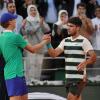 Wer muss dieses Mal gratulieren? Sieger Carlos Alcaraz (r) und Jannik Sinner nach dem French-Open-Finale.