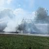 Die Feuerwehr löscht die in sich zusammengefallenen Reste des Stadels bei Pforzen.