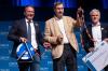 Zum Dank für seinen Besuch beim Bezirksparteitag in der Stadthalle Bad Neustadt überreichten Christof Herbert (links), der CSU-Kreisvorsitzende in Rhön-Grabfeld, und Bezirksvorsitzender Steffen Vogel (rechts) Ministerpräsident Markus Söder eine Abnehmspritze und eine Kabeltrommel mit Rhöner Würsten.