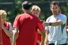 Trainer Miroslav Klose (r) freut sich über einen Testspielsieg.