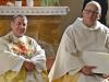 Pfarrer Jürgen Schwarz und Pfarrer Stephan Frank beim Einführungsgottesdienst in der Stadtpfarrkirche Bad Königshofen. 