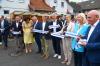 Offizieller Abschluss der Baumaßnahmen zum Hochwasserschutz: Im Bild (von links)  Burglauers 2. Bürgermeister Carsten Voll,  Staatsminister Thorsten Glauber, Ministerin Dorothee Bär, Bürgermeister Marco Heinickel, Altbürgermeister Kurt Back, MDL Steffen Vogel, Birgit Imhof, Leiterin des Wasserwirtschaftsamtes Bad Kissingen, Regierungspräsidentin Susanne Weizendörfer sowie Landrat Thomas Habermann.