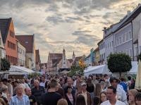 Das Stadtfest in Rain ist jedes Jahr wieder ein Magnet für viele Menschen, die bis tief in die Nacht miteinander feiern.