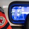 Mehrere Menschen werden vom Rettungsdienst versorgt. (Symbolbild)