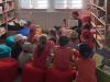 Thekla Heinz liest in der Bücherei den Vorschulkindern des Kindergartens Oberleichtersbach vor.