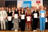 Die Kaufmännische Schule Bad Mergentheim hat ihre Absolventen verabschiedet: Stolz präsentieren die Absolventen ihre Schulpreise.
