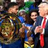 Chelseas Kapitän Reece James (l/vorn) hält auf dem Siegerpodest die Trophäe in den Händen und schaut irritiert zu US-Präsident Donald Trump.