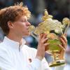 Jannik Sinner feiert seinen ersten Wimbledon-Triumph.