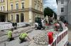 Seit einigen Tagen werden Untergrund und Belag der Passage zwischen FTM-Sitz und Sparkassengebäude erneuert. Zuvor war der Untergrund wegen morscher Holzbohlen abgesackt.
