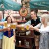 Beim Bieranstich: (von links) Jürgen Goldbach (Leiter Tourist-Info), Sebastian März (Geschäftsführer Keiler Brauhaus), Schneewittchen(Laura Anderlohr) , Marko Kämpfe (Gebietsverkaufsleiter), Katja Trunk (Außendienst) und Julian Walker ( Technischer Geschäftsführer). 