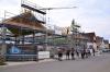 Aufgerichtet ist der Dachstuhl an den beiden Park- und Eventscheunen an der Hauptstraße von Sennfeld, in der Nähe des Plans.