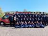 Feuerwehrtruppe mit Jugendfeuerwehr im Vordergrund