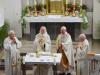 Gemeinsam mit Pater Anselm Grün standen Pfarrer Lorenz Maurer (links) und Pfarrer Leo Brand (rechts) sowie Prälat Bernold Rauch beim Festgottesdienst in der Kirche Junkershausen am Altar. 