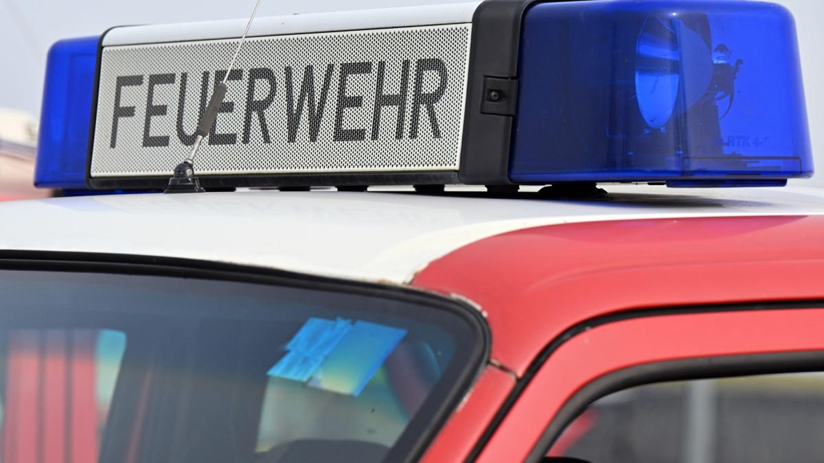 Zwei-Arbeiter-h-ngen-in-Gondel-fest