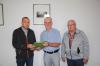 Tilman Ruß (links) und Manfred Hoyer überreichten an Johannes Lang, den Verwaltungsleiter der VG Gerolzhofen, die Unterschriftenlisten zur Beantragung eines Bürgerbegehrens, um die Einführung eines hauptamtlichen Bürgermeisteramts in Oberschwarzach zu verhindern. Nachträglich stellte sich heraus, dass das Vorhaben der Gemeindeordnung widerspricht.