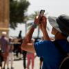 Urlaubsfalle Mobilfunk: Auch ohne Roaminggebühren kann die Handynutzung auf Reisen teuer werden. Wer WLAN-Calls & Co. nicht deaktiviert, zahlt schnell drauf.
