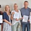 Geschäftsführerin Karen Pohle (von links) gratuliert Sandra Brand (Sozialpädagogische Familienhilfe), Spezialgast Iris Hönig (ehemalige Geschäftsführerin), Michaela Heinrich (Familienbegleiterin), Georg Panzer (pädagogische Fachkraft), Susanne Föller (Familienbegleiterin). Maren Grom (Vorstandsvorsitzende) schließt sich mit Iris Hönig den Glückwünschen an.